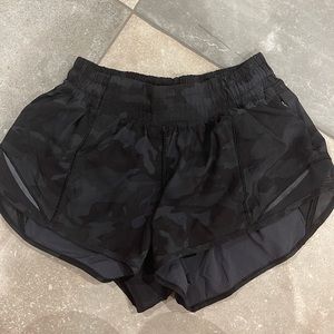 lululemon 2.5 black camouflage hotty hot shorts size 4